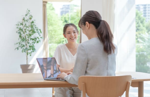 面談する女性